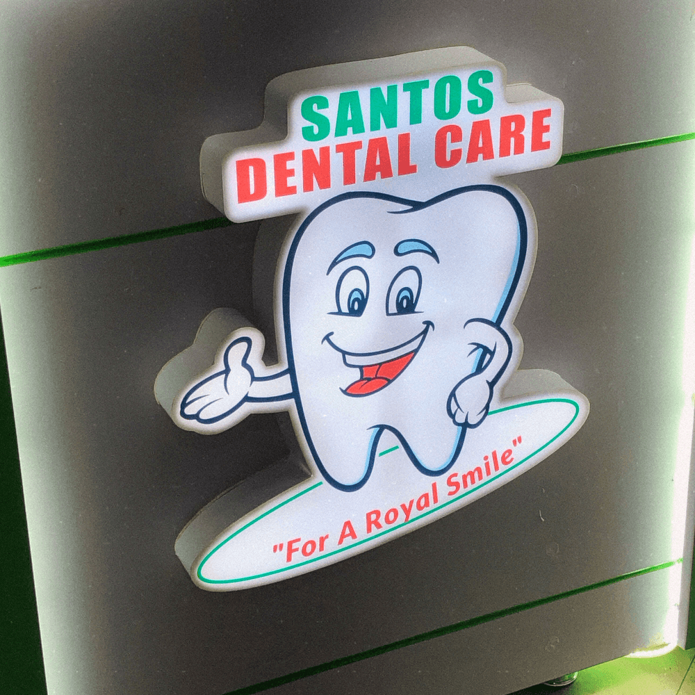 santos dental lighting logo